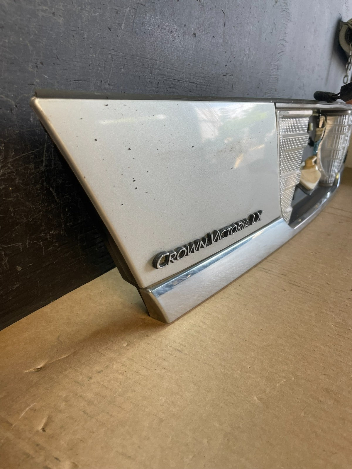 1998 - 2011 Ford Crown Victoria Trunk Rear Garnish License Plate Panel AD0202 DG2