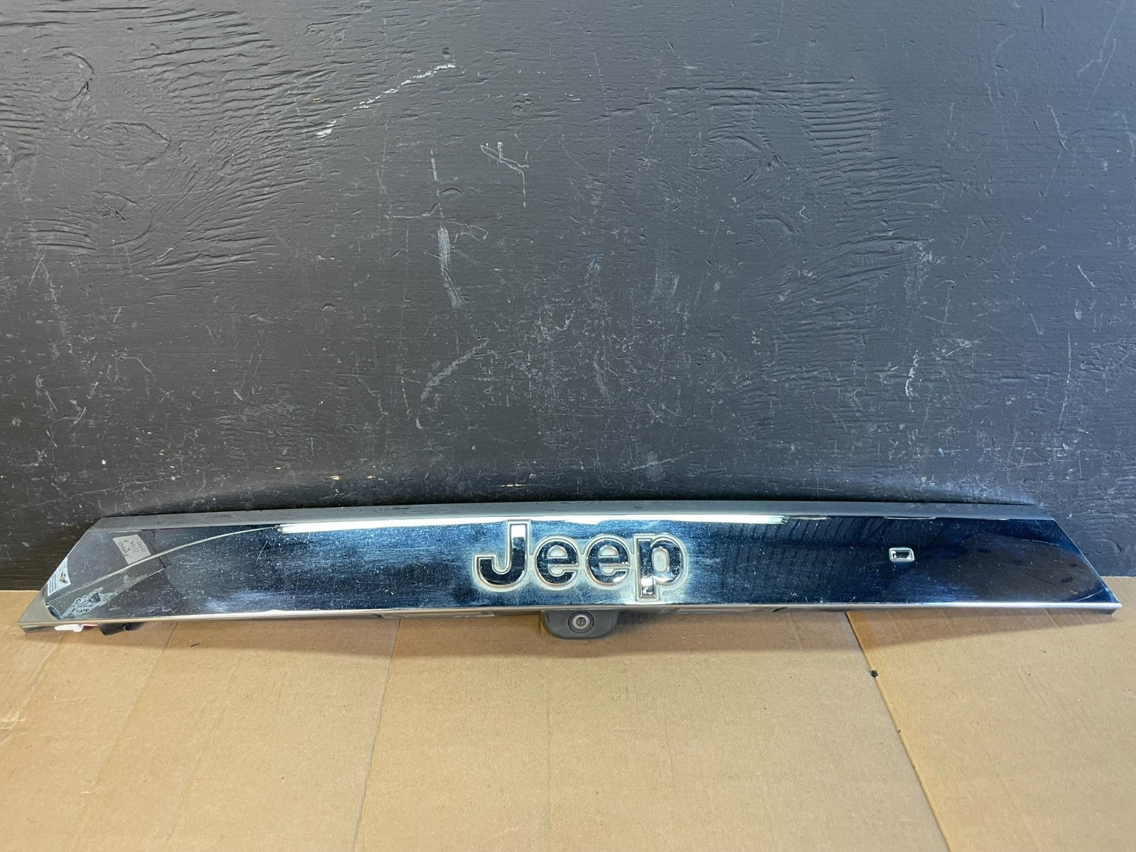 2011-2013 Jeep Grand Cherokee Liftgate Garnish Molding Trim W/ Camera AC2081 DG0