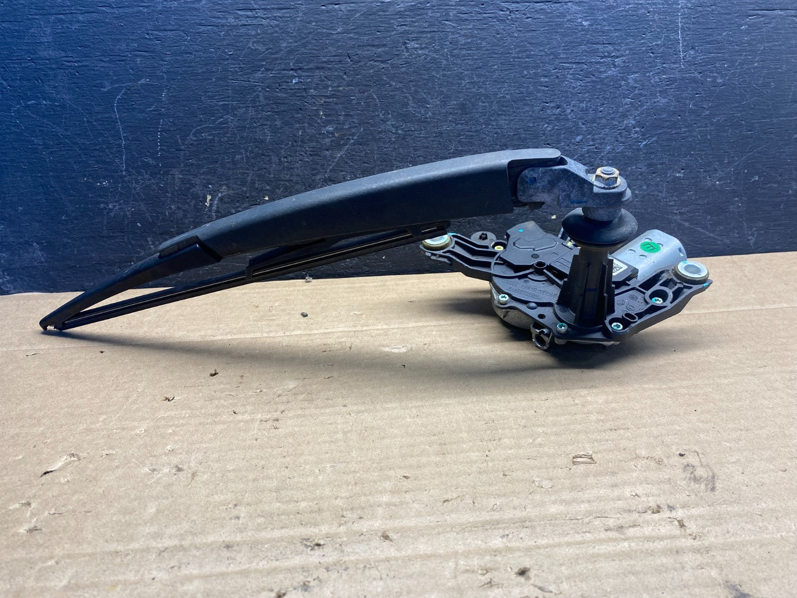 2017 to 2021 Nissan Rogue Rear Windshield Wiper Motor AE8221 DG3