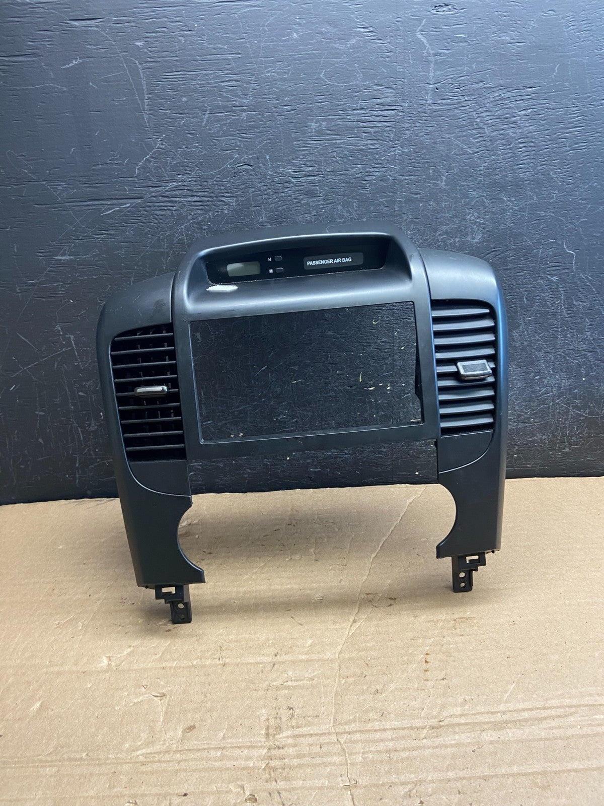 2006-2012 Hyundai Entourage Sedona Center Radio Clock Bezel Air Vent AF1993 DG0