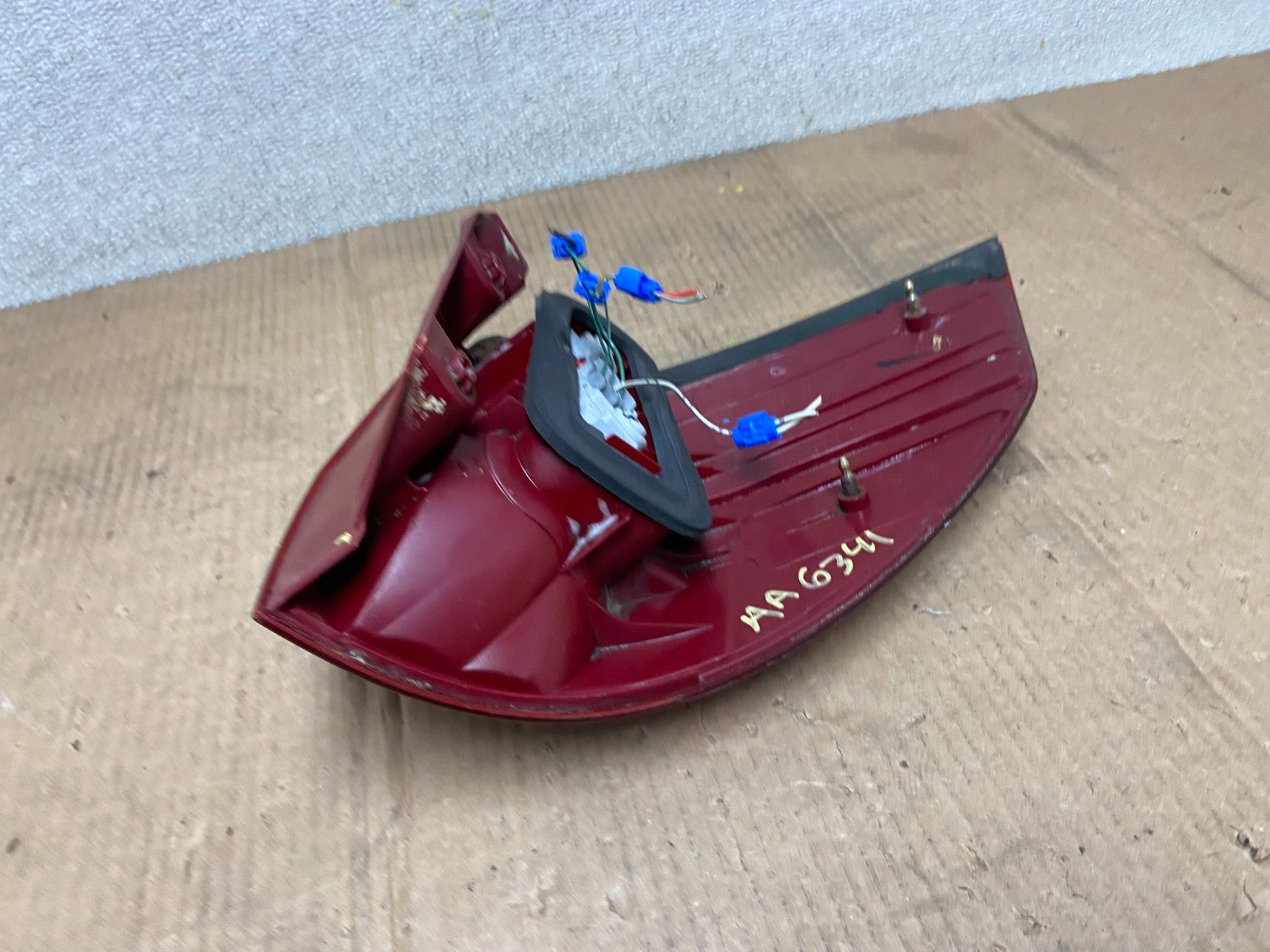 2004 to 2005 Toyota Sienna Left Driver LH Side Tail Light AA63417