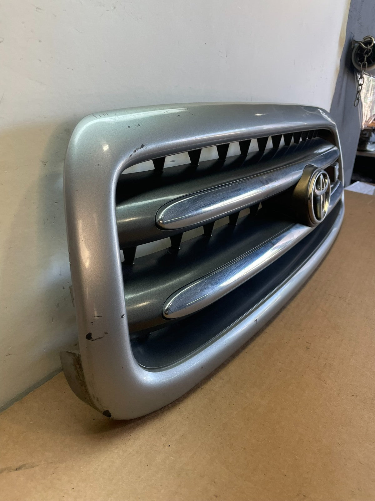 2001 to 2004 Toyota Sequoia Front Upper Grill Grille W/ Emblem AF8713 DG2