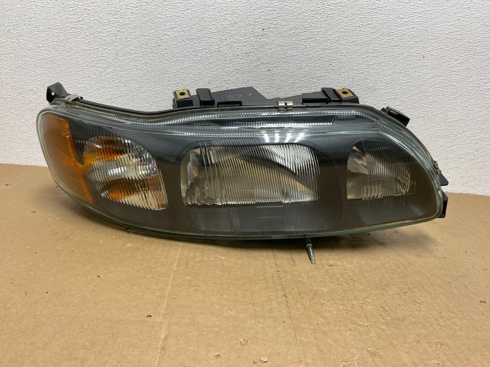 2001 to 2004 Volvo S60 Right Passenger Side Headlight Halogen AC5729 DW0
