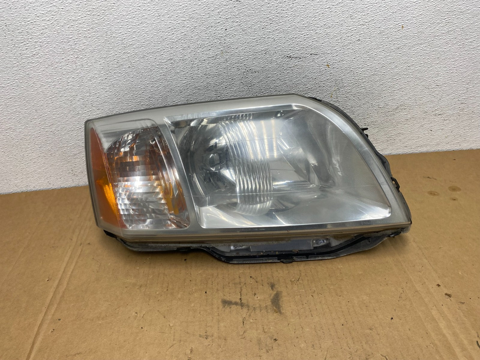 2004 - 2011 Mitsubishi Endeavor Headlight Right Passenger Rh Side AD2681 DW0