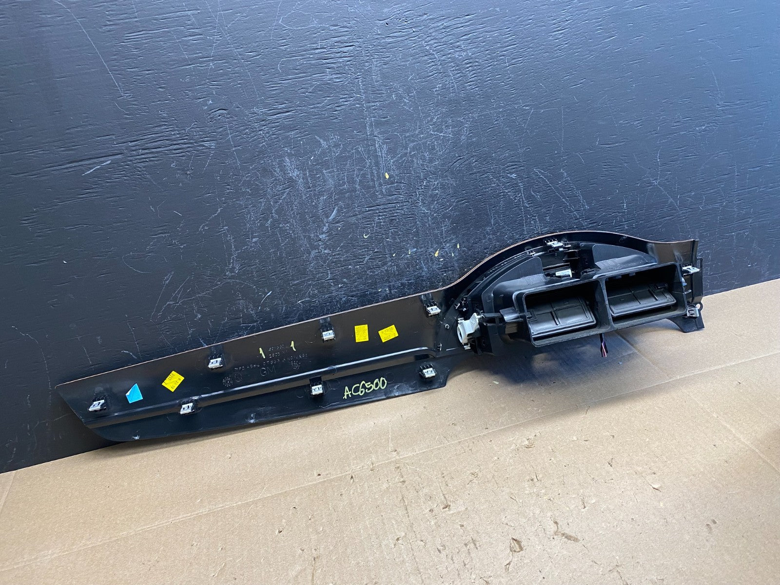 2008 to 2017 Buick Enclave Dash Center Clock Bezel Air Vent Trim AC6500 DG3