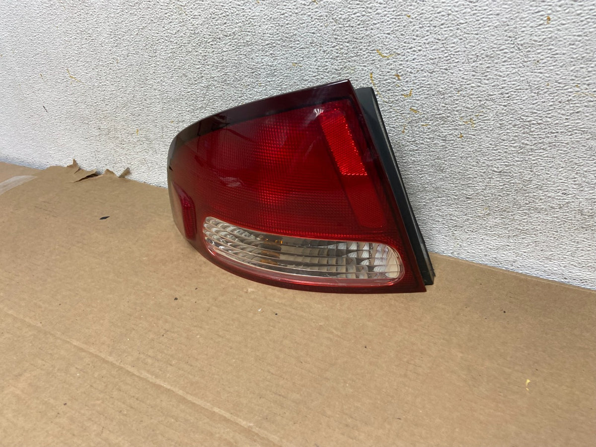 2000 2001 2002 2003 Nissan Sentra Left Driver Side Tail Light AH3106 DW2