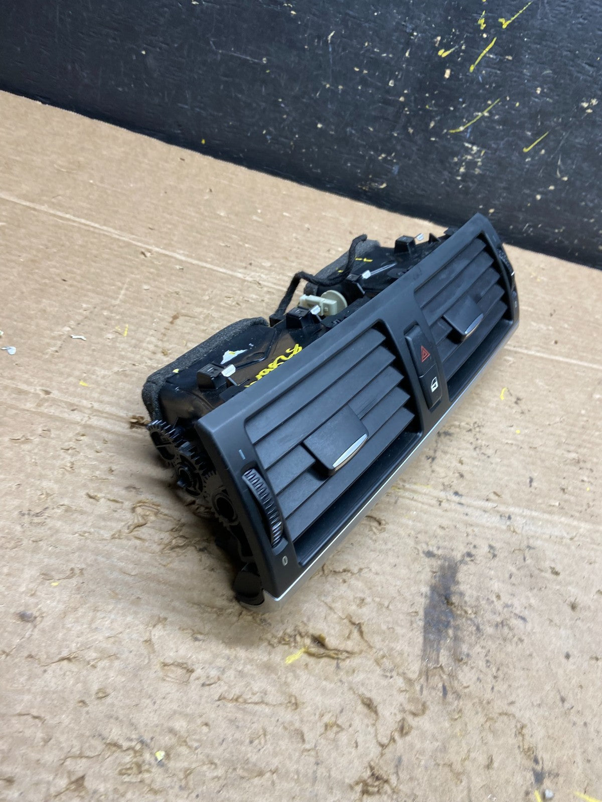 2010 to 2013 BMW X5 X6 Center Console Dash Air Vent OEM W9828 DG1