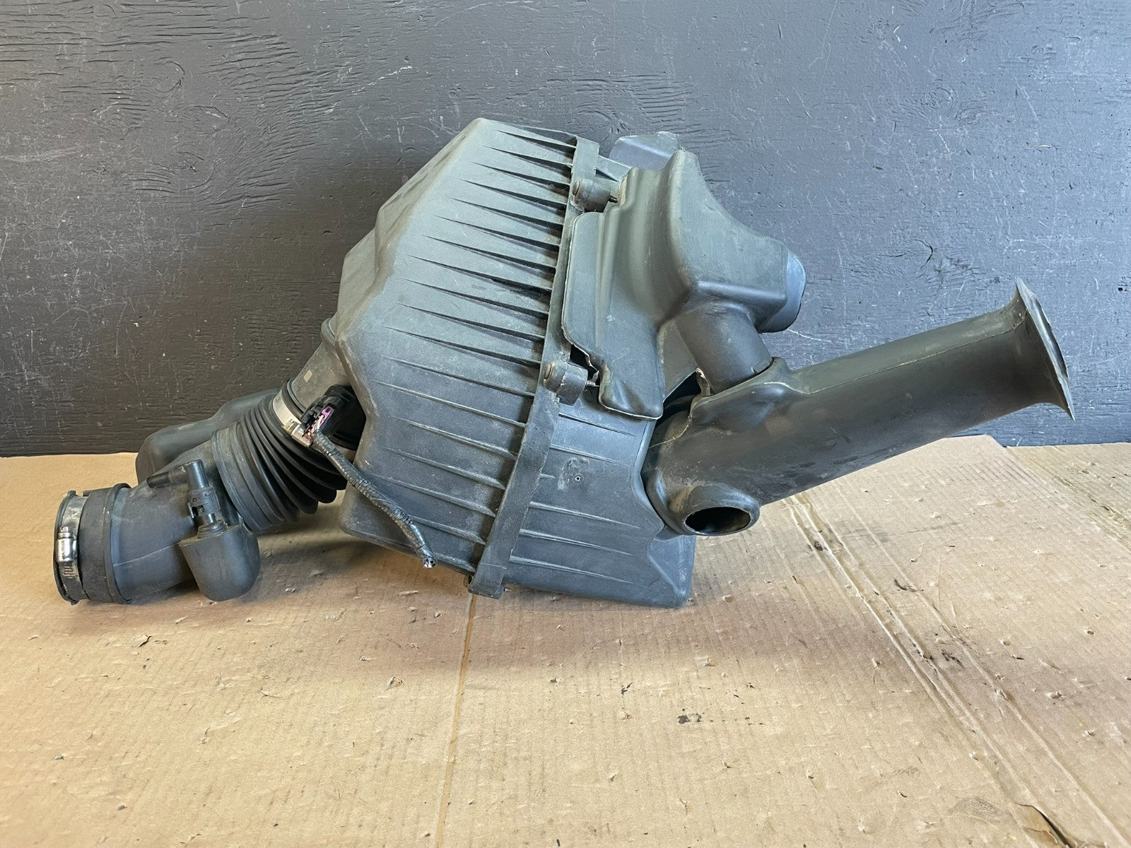 2009 2010 2011 GMC Acadia Air Cleaner Filter Box AD8605 DG0