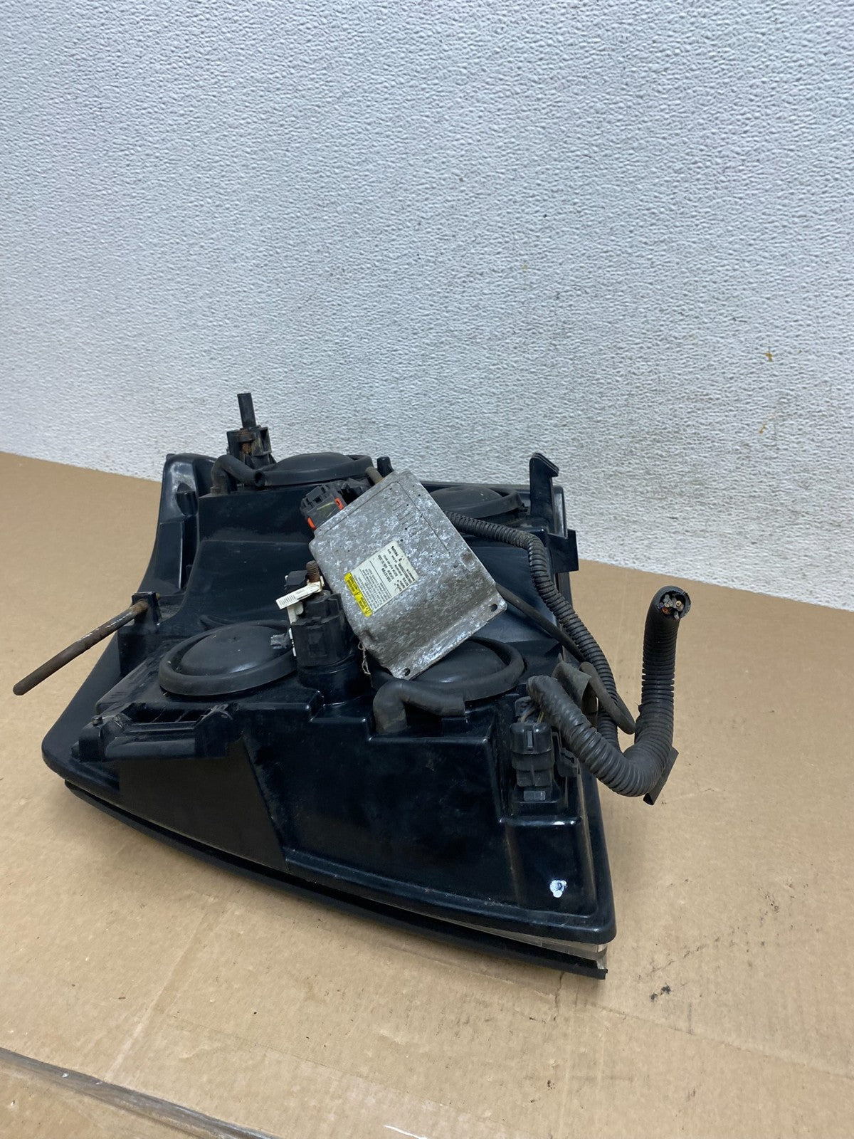 2002-2006 Cadillac Escalade Right Passenger Side Xenon HID Headlight AE66748