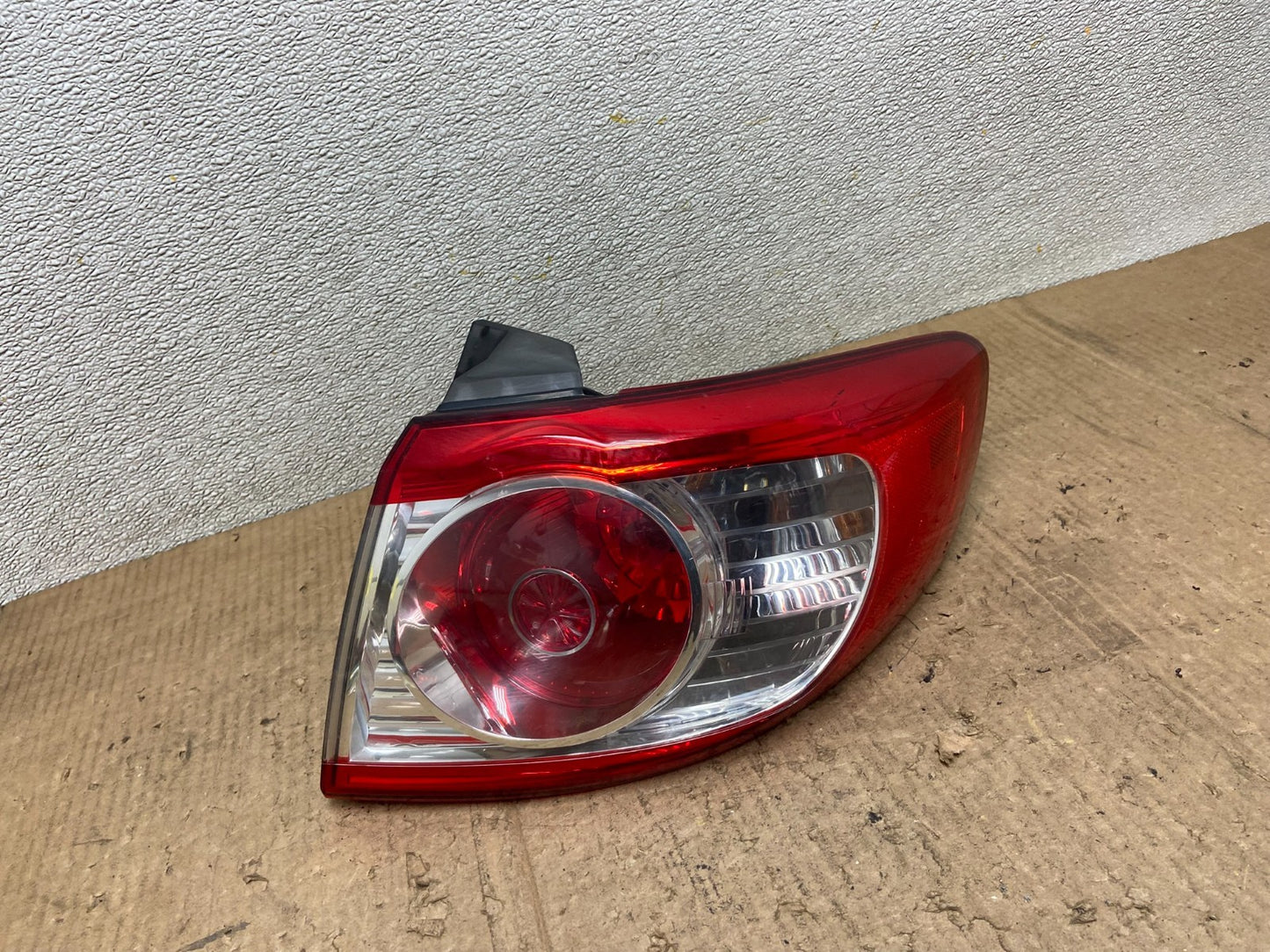 2010 to 2012 Hyundai Santa Fe Right Passenger RH Tail Light OEM AA8332 LK0