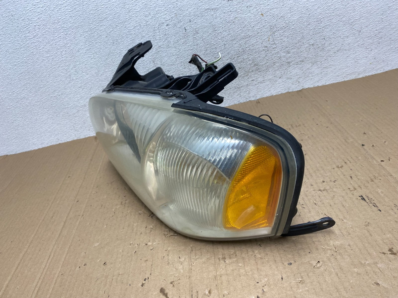 2001 to 2004 Mazda Tribute Left Driver Lh Side Halogen Headlight AE9027 DW1
