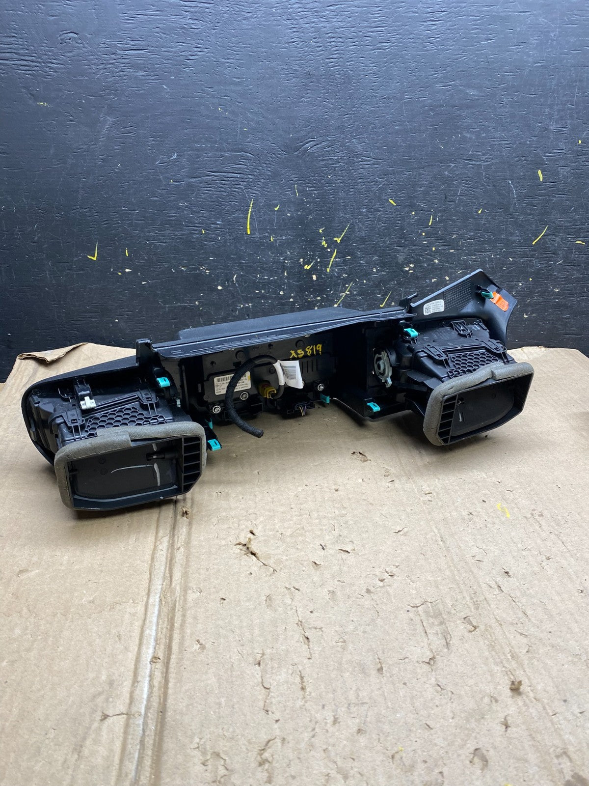 2020 to 2023 Ford  Explorer Console Radio Display Screen Air Vents Oem x5819 DG4