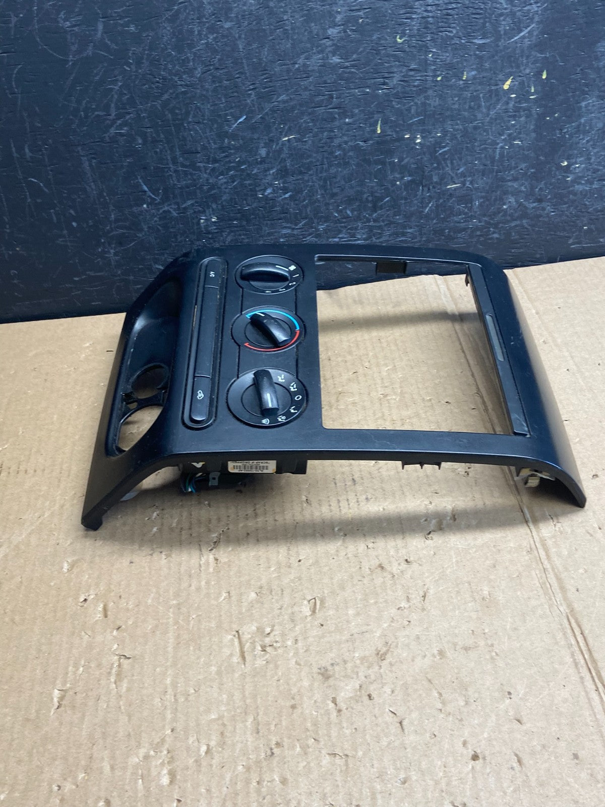 2004 to 2008 Ford F150 Radio Climate Dash Bezel Surround Black ae3853 DG2