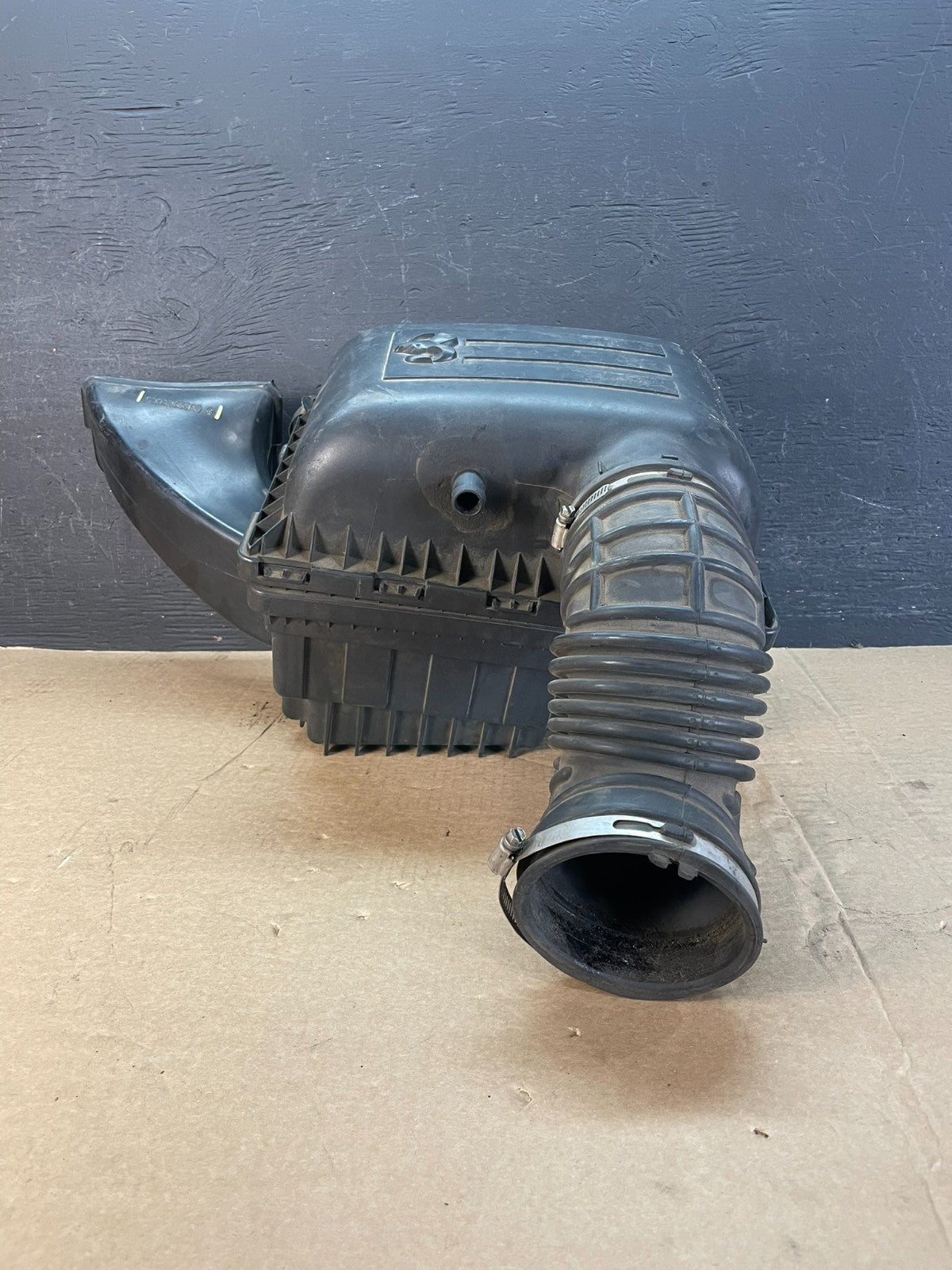2003 to 2018 Dodge Ram 1500 2500 5.7L Air Cleaner Filter Box af5332 DG3
