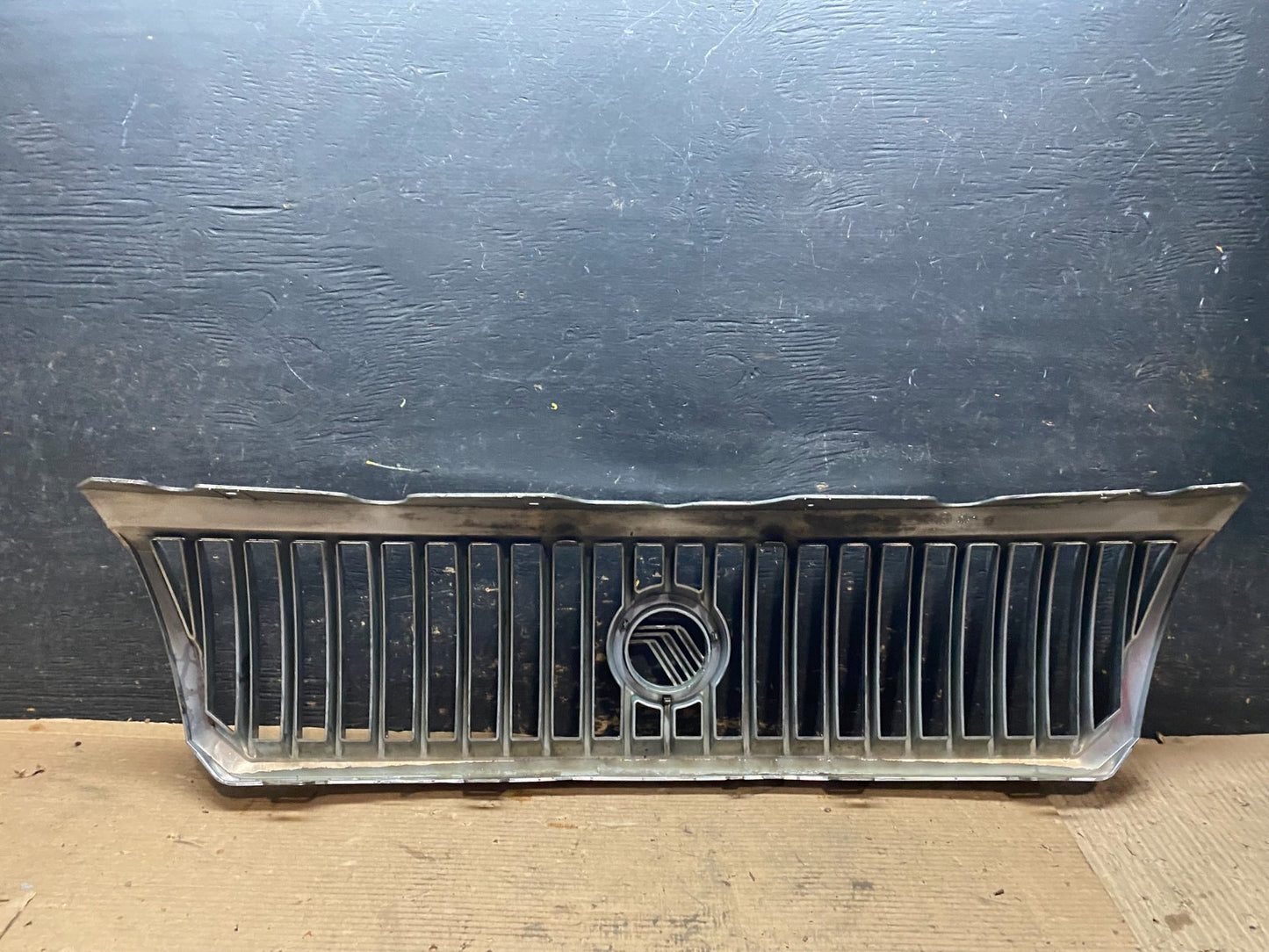 2002 to 2005 Mercury Mountaineer Front Upper Grill Grille Oem V9584 DG8