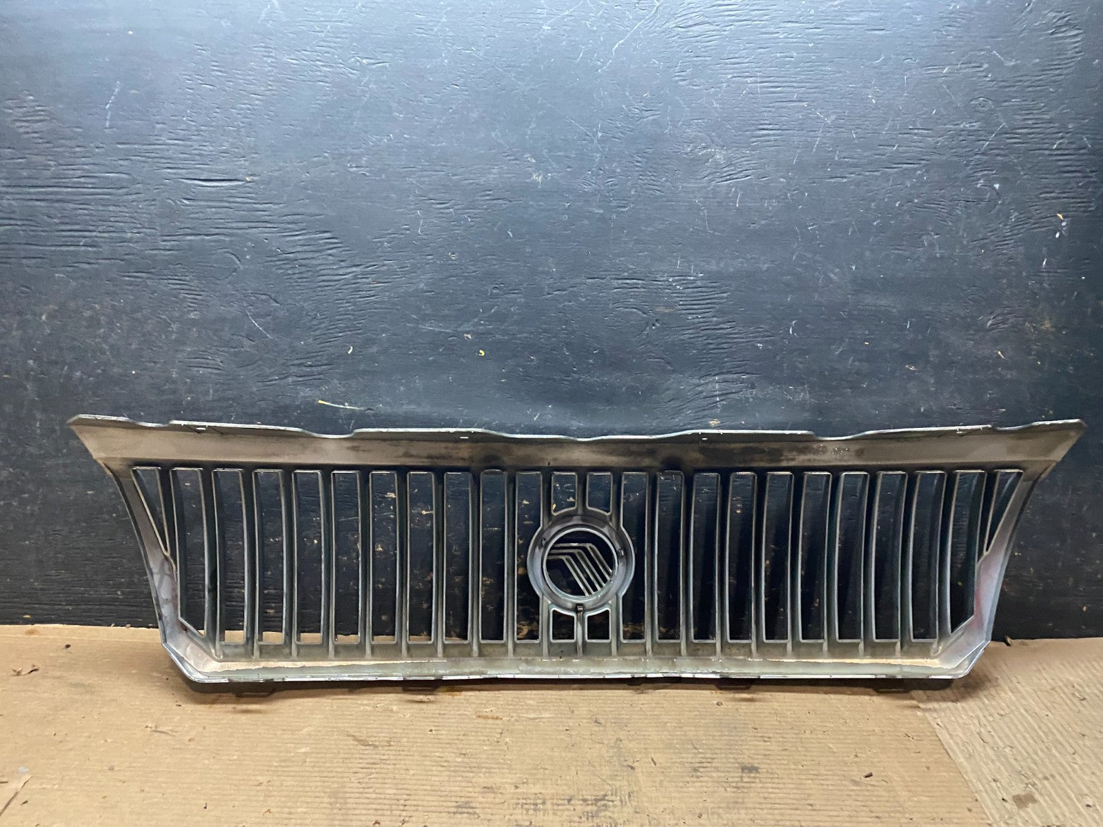 2002 to 2005 Mercury Mountaineer Front Upper Grill Grille Oem V9584 DG8