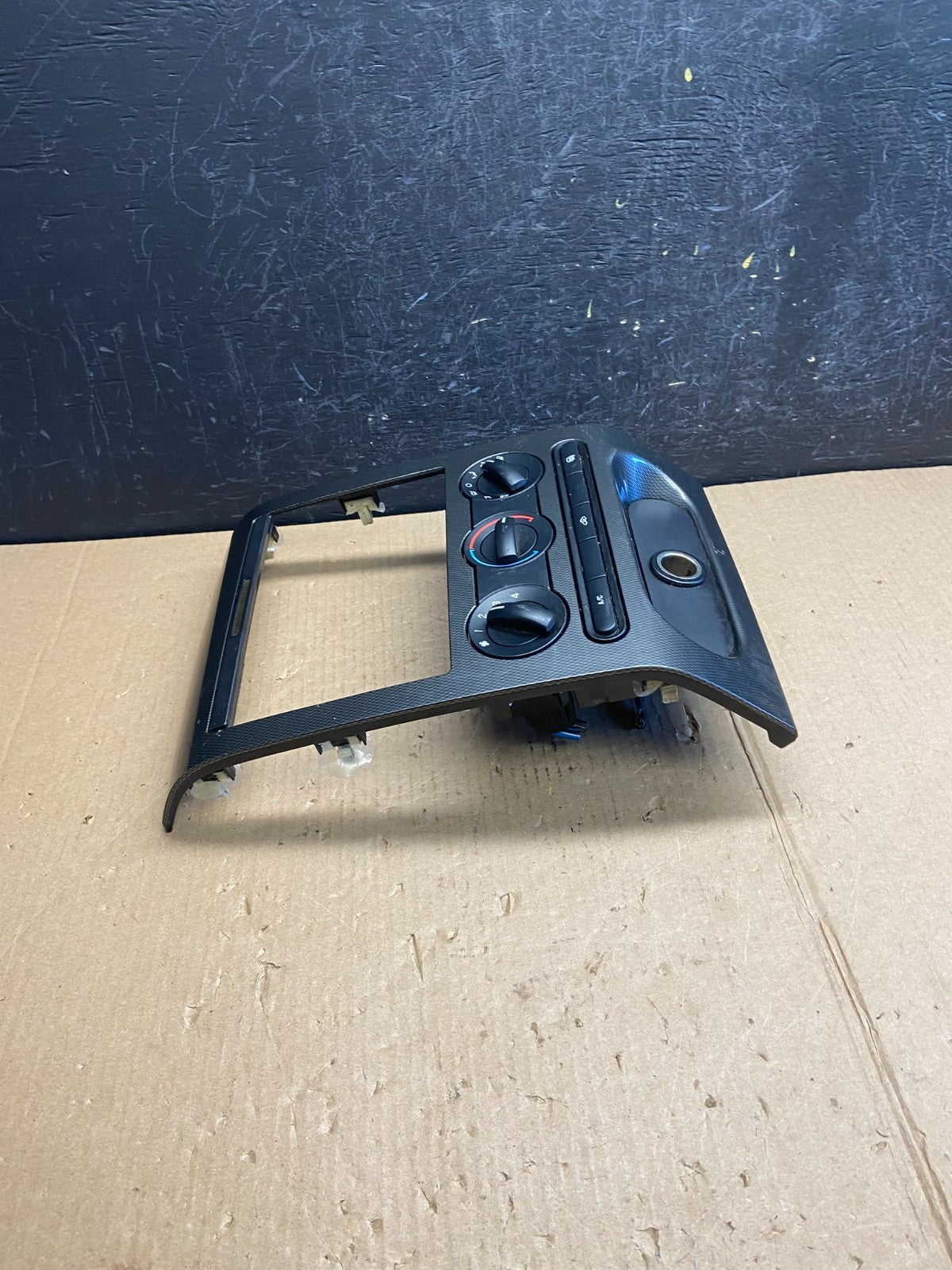 2004 to 2008 Ford F150 Radio Climate Dash Bezel Surround Black ae3823 DG1