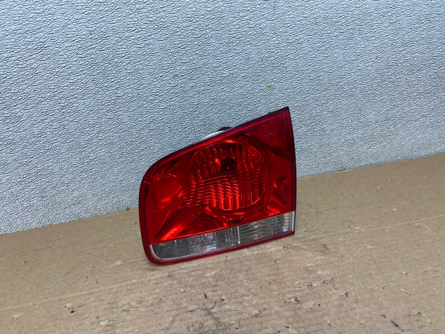 2004-2007 Volkswagen Touareg Right Passenger RH Inner Tail Light Oem AB4677 LK0