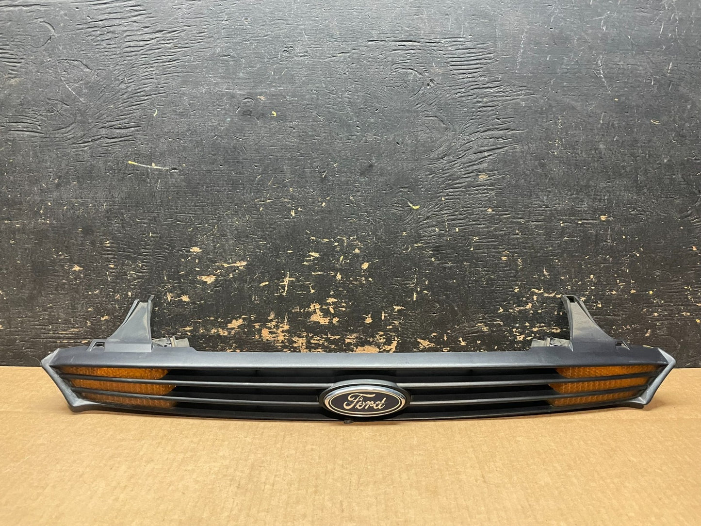 2000 to 2004 Ford Focus Front Upper Grille Grill With Emblem Oem AA9033 DG0