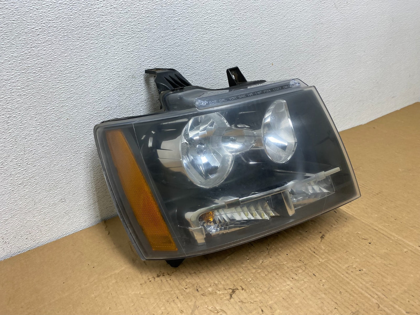 2007 to 2013 Chevrolet Suburban Tahoe Right Passenger RH Headlight AC7648 DW2