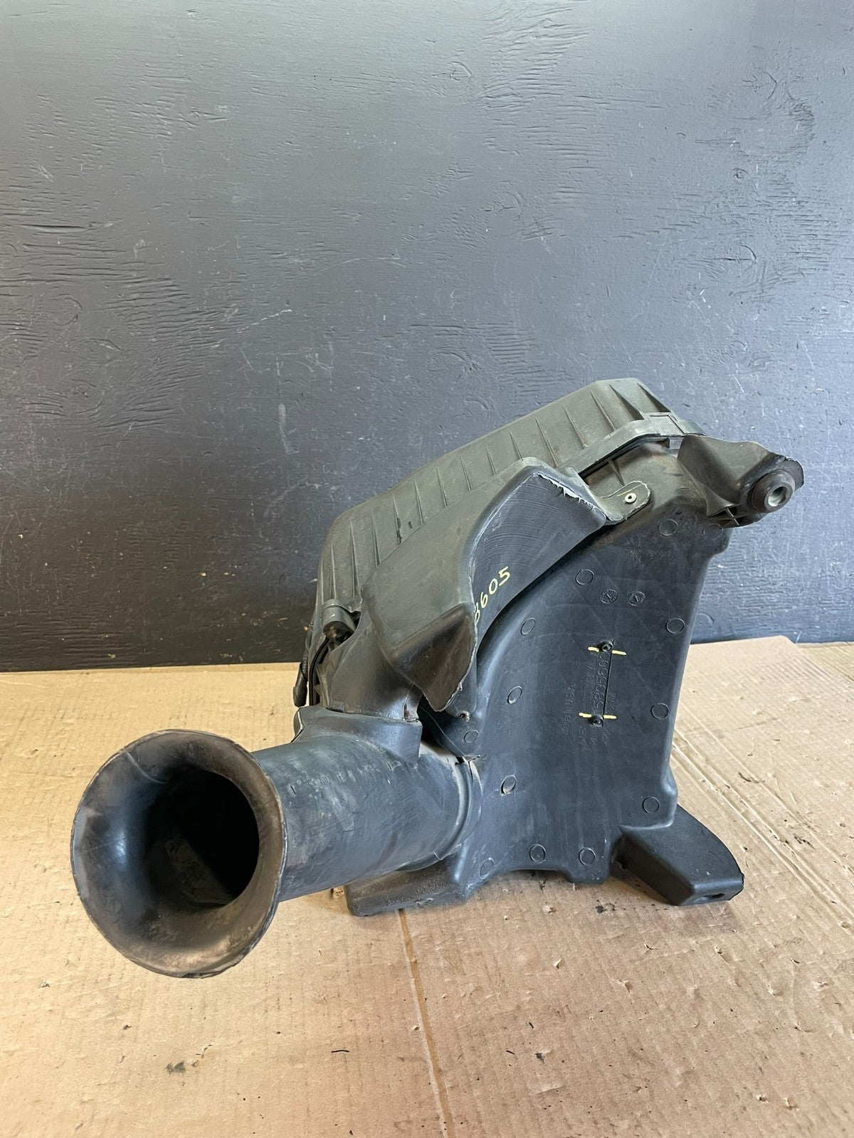 2009 2010 2011 GMC Acadia Air Cleaner Filter Box AD8605 DG5