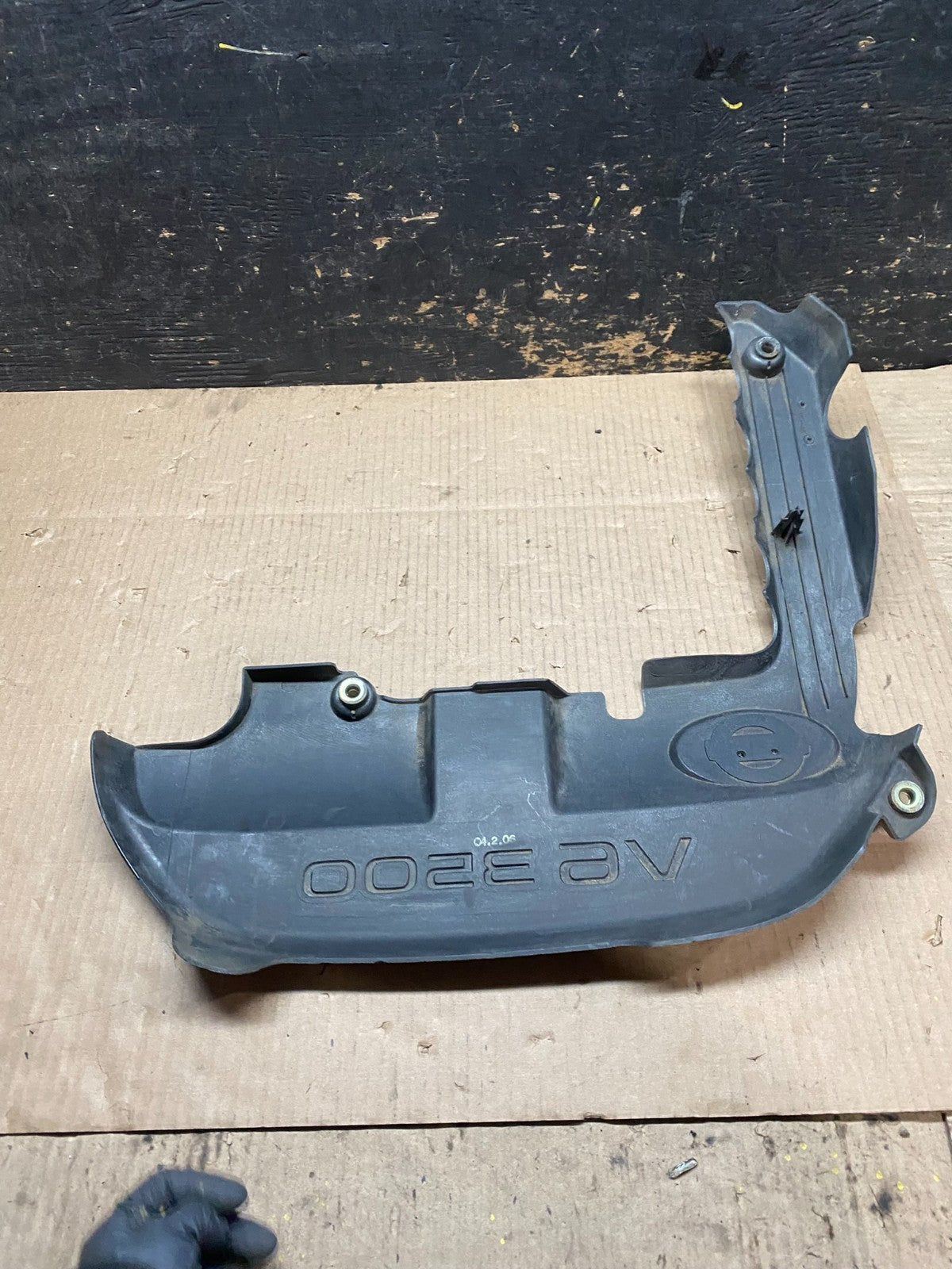 2001 to 2004 Nissan Pathfinder Engine Cover Ornament W5764 DG4