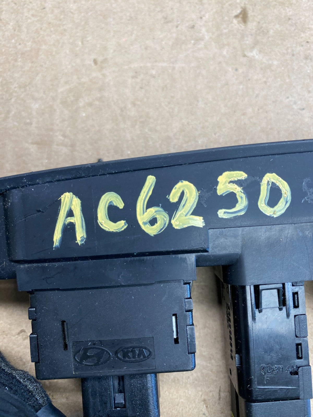 2006 - 2012 Kia Sedona Entourage Front Heated Seat Switch ESC OFF AC6250 DG5