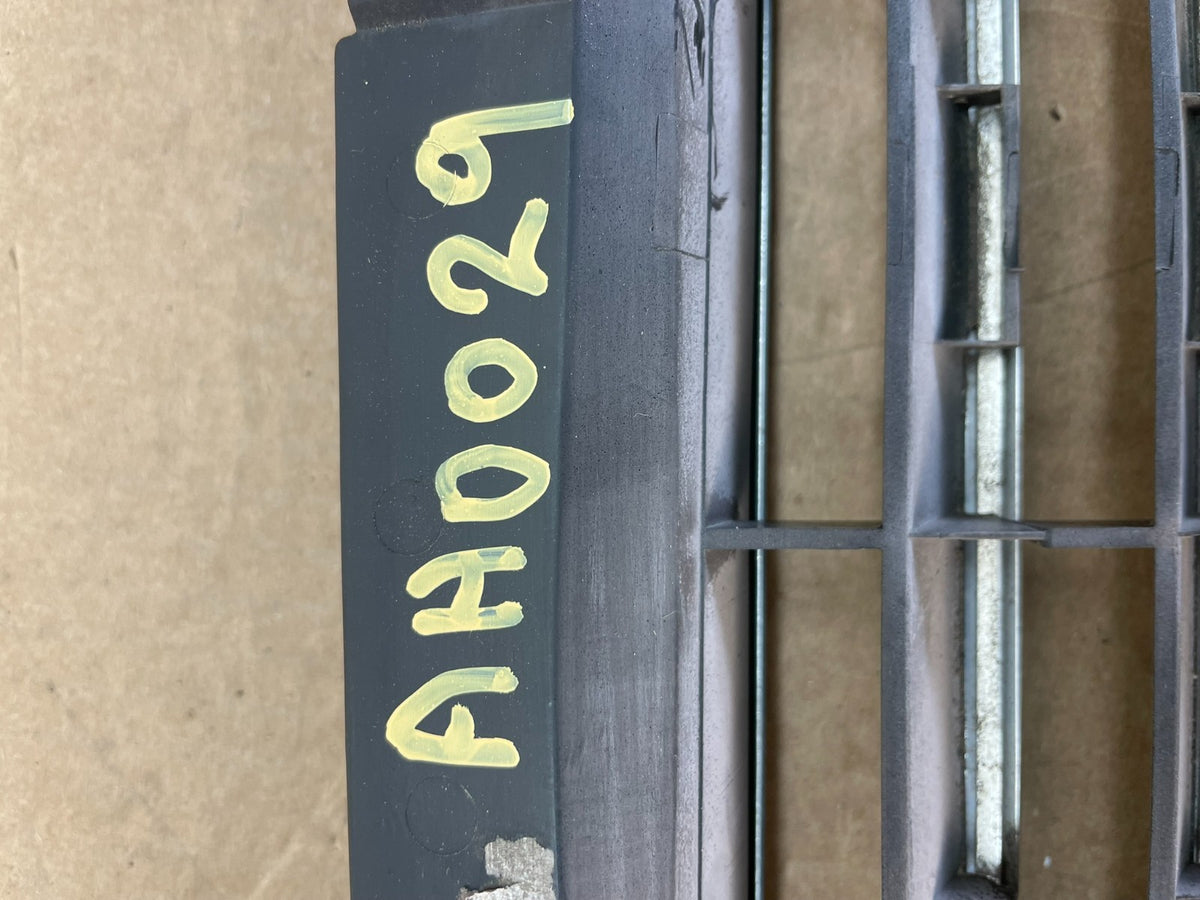 1996 to 1999 Mercedes Benz E320 Front Upper Grill Grill 2108880123 AH0029 DG5