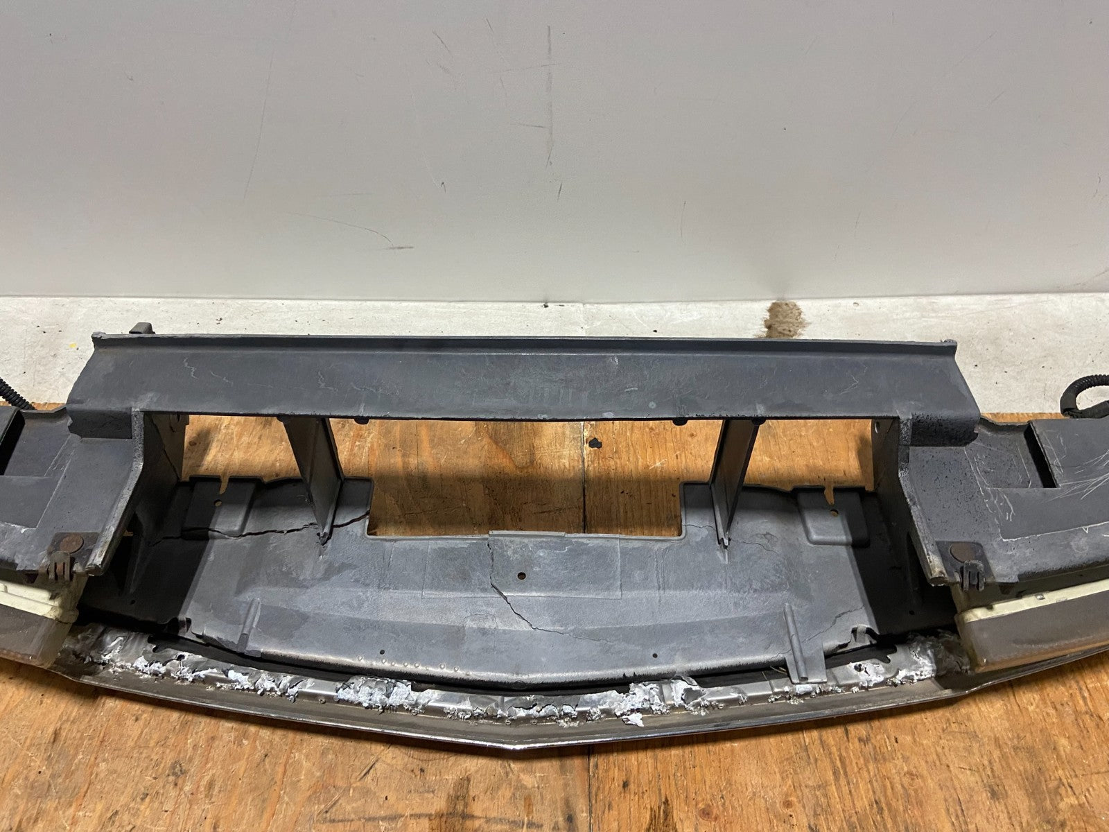 1993 to 1996 Lincoln Mark VIII Front Headlight Header O726210
