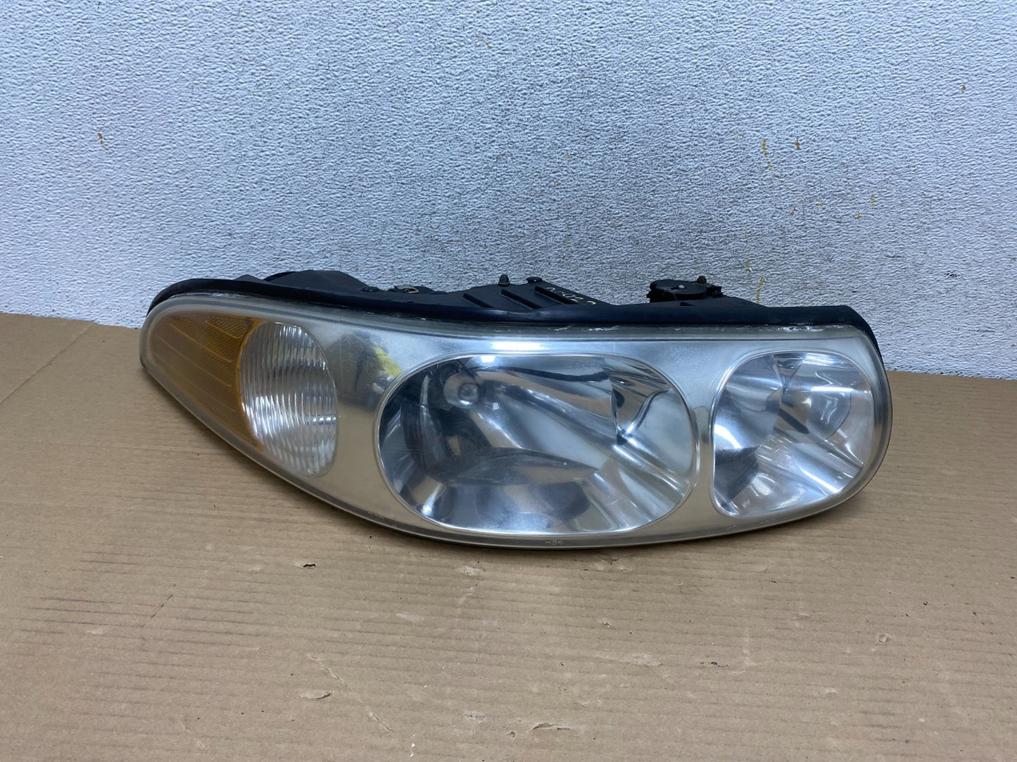 2000 to 2005 Buick Lesabre Headlight Right Passenger Side Halogen AG9322 DW0