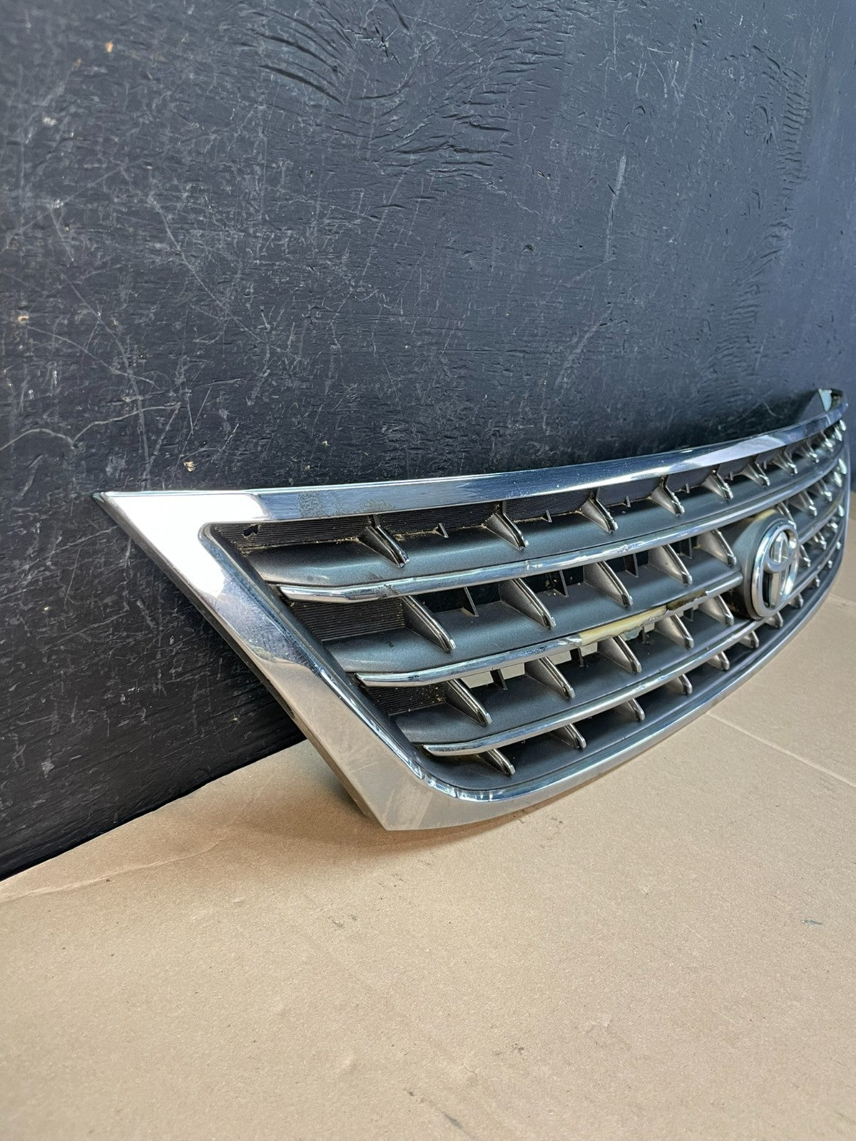 2003 2004 Toyota Avalon Front Upper Grill Grille AD8361 DG2