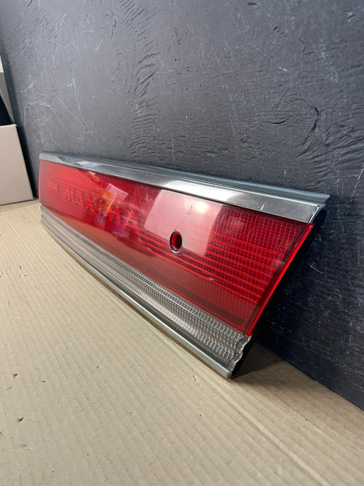 1989 Nissan Maxima Center Trunk Tail Light AE8718 DG1