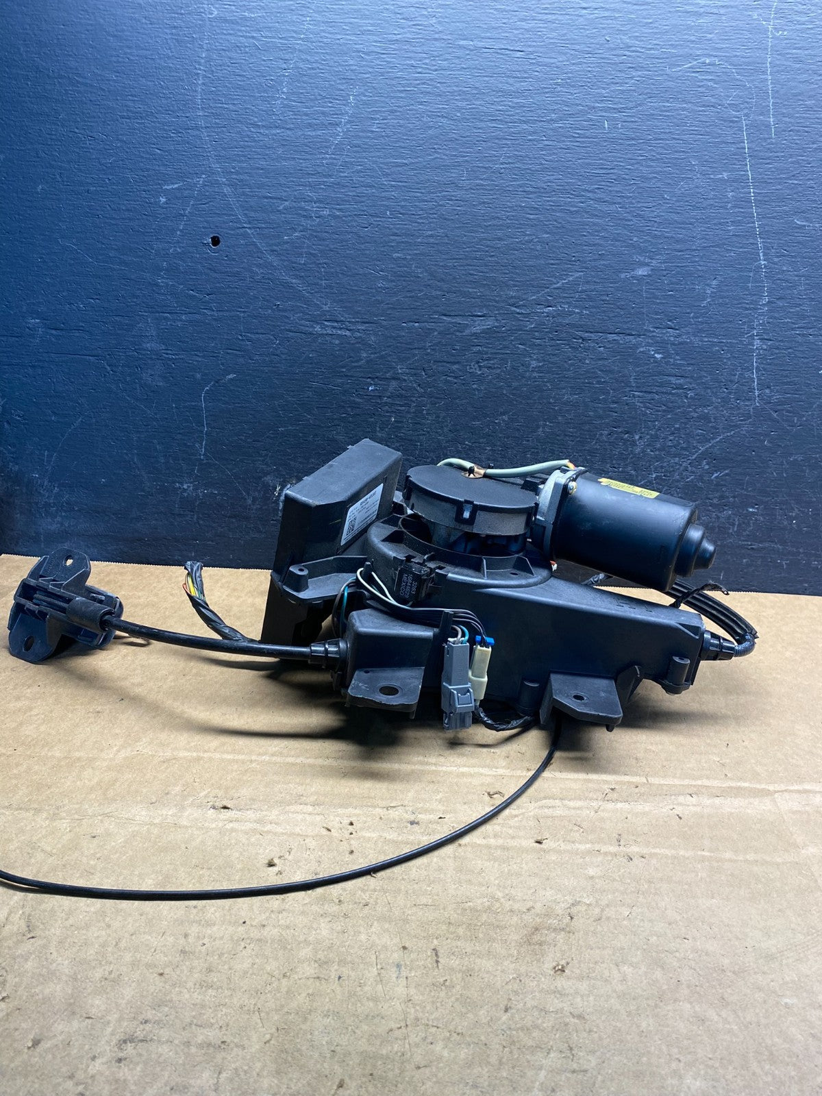 2007-2014 Kia Sedona Right Electric Power Sliding Door Motor Regulator AD73691