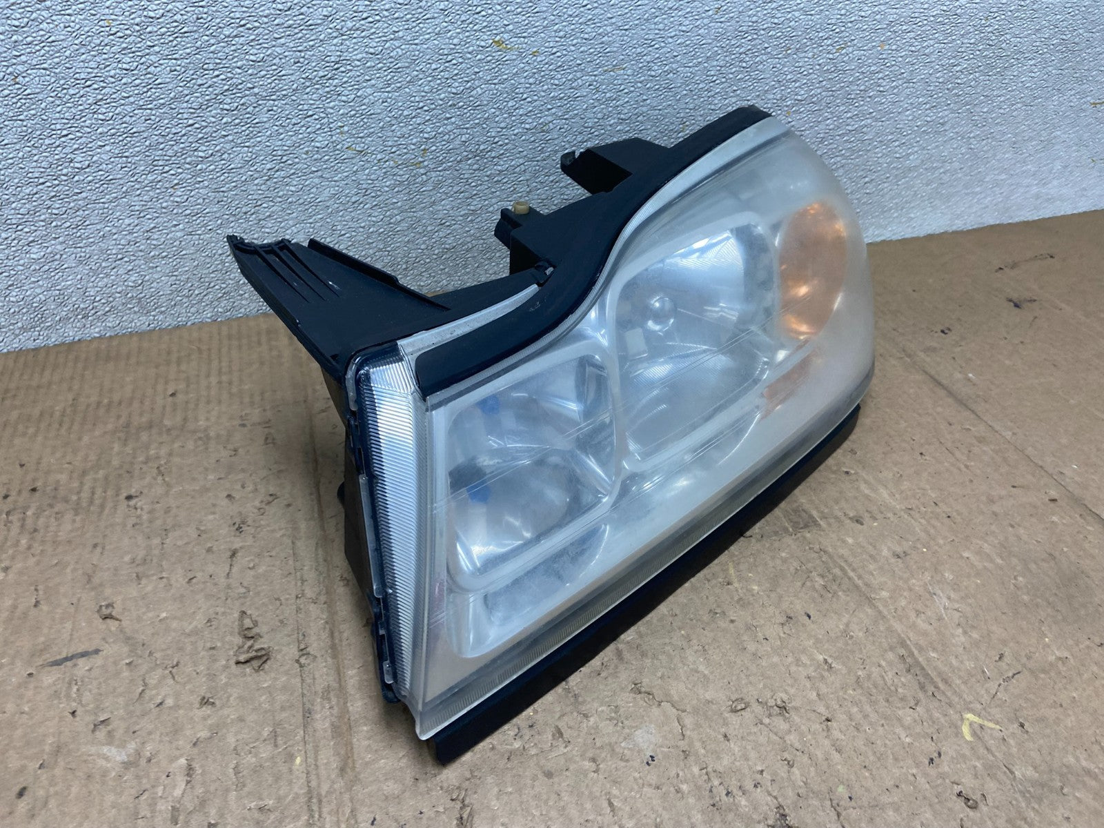 2006 to 2007 Saturn Vue Headlight Left Driver LH Side Halogen AA7105 DW2