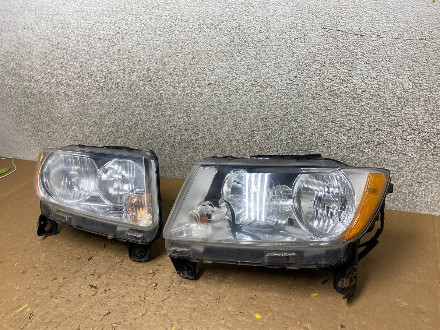 2011-2013 Jeep Grand Cherokee Left+Right Halogen Headlights V6374 DW1