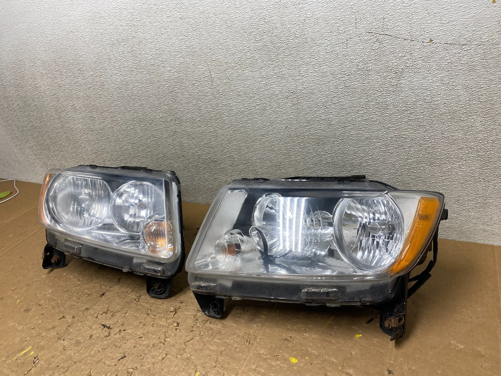 2011-2013 Jeep Grand Cherokee Left+Right Halogen Headlights V6374 DW1