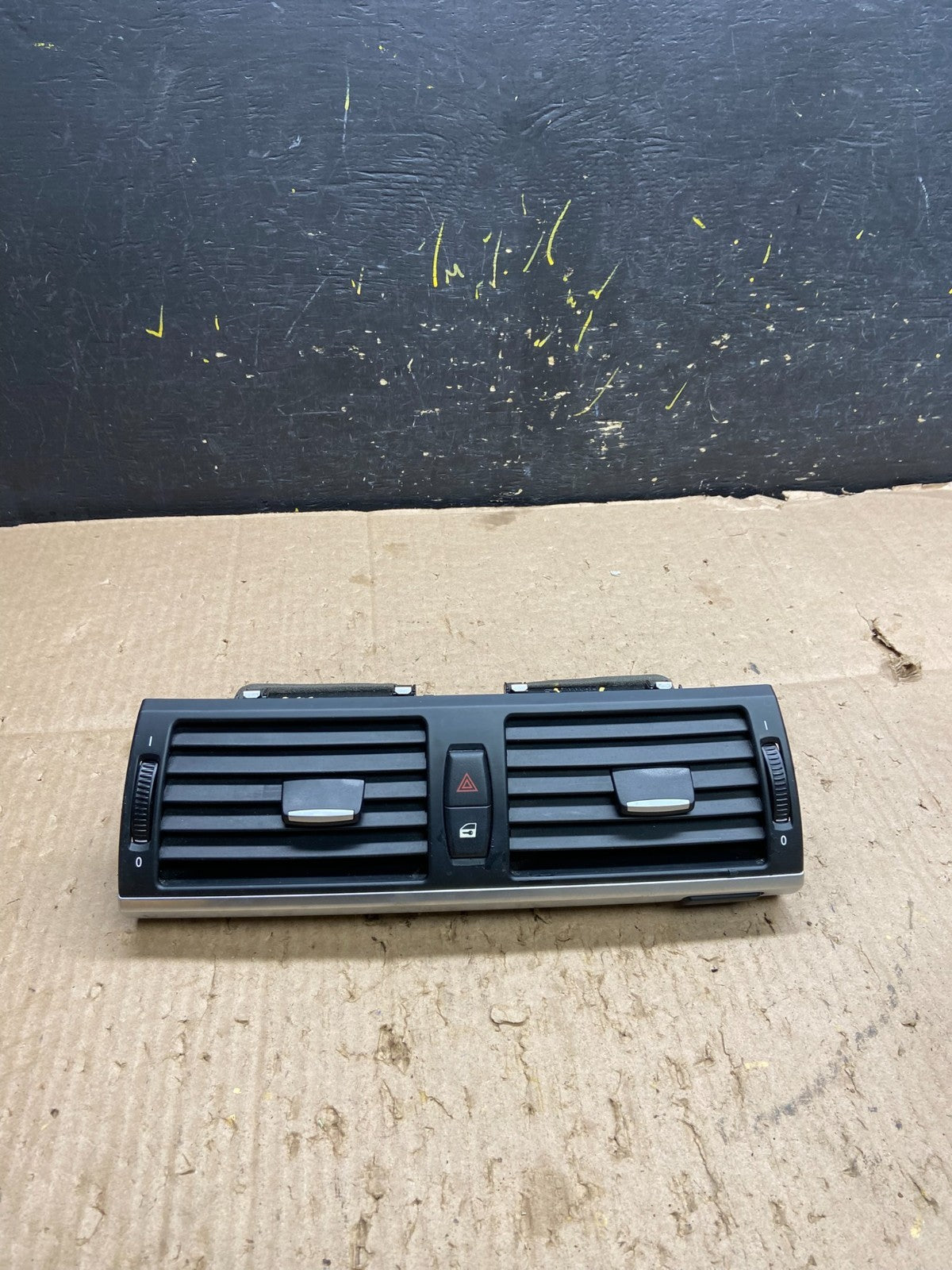 2007 to 2013 BMW X5 X6 Center Console Dash Air Vent OEM Y7904 DG0