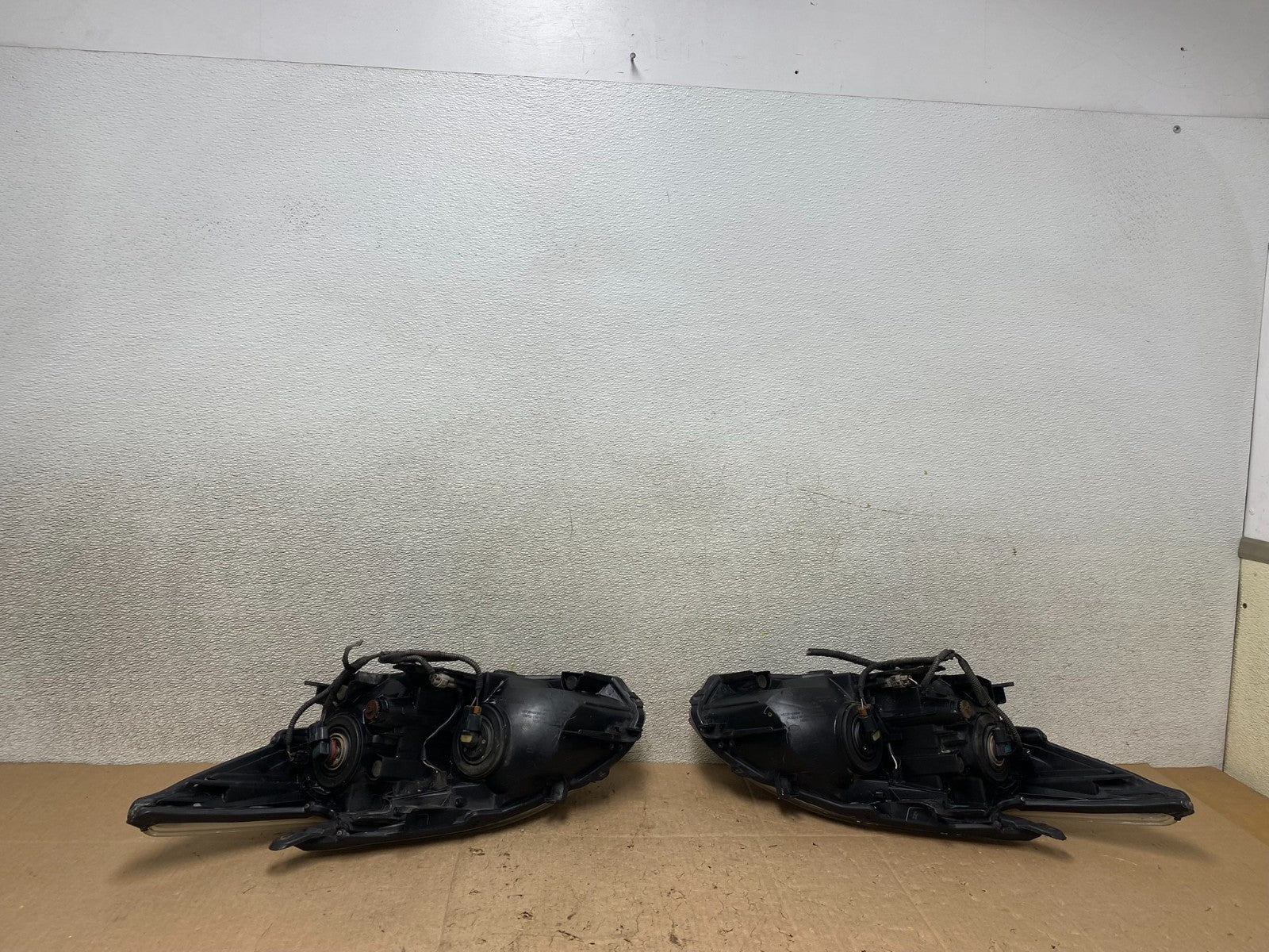 2010 - 2011 Toyota Prius Left+Right Blue Halogen Headlights OEM W2644 DW9
