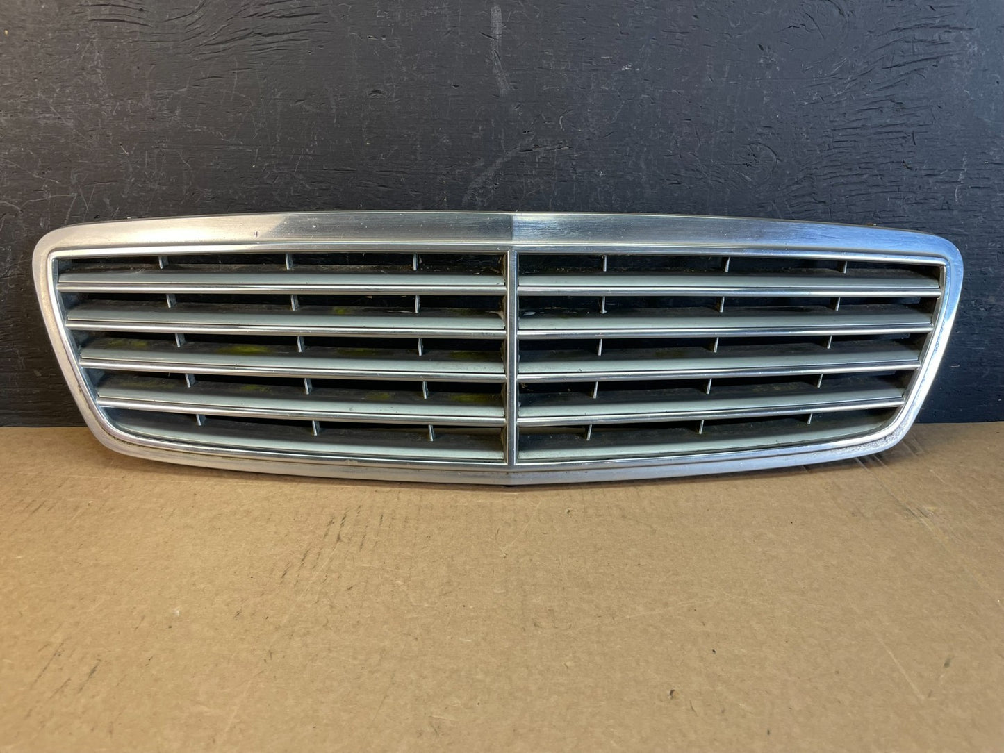 2001 to 2004 Mercedes C-Class C230 C320 C350 Front Upper Grill Grille AD0131 DG0