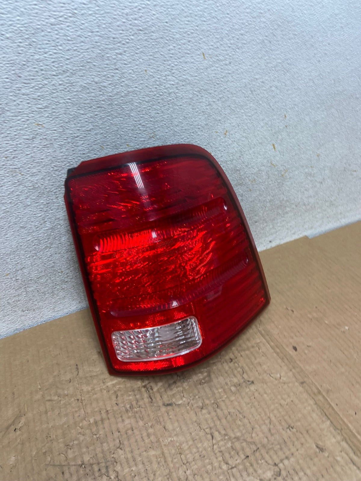 2002 to 2005 Ford Explorer Right Passenger Rh Side Tail light AI6863 LK2