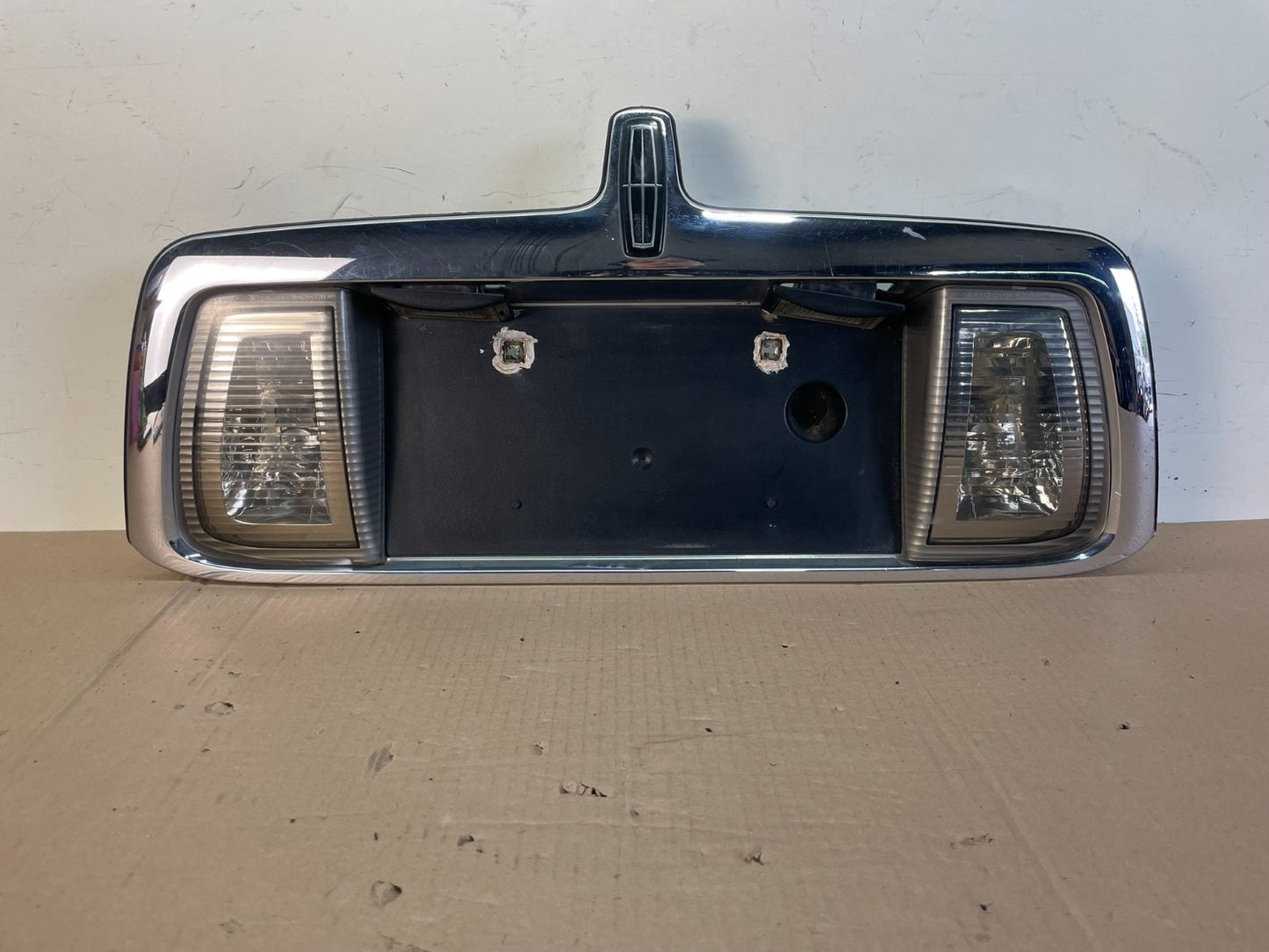 2000 2001 2002 Lincoln LS Rear License Plate Trim Panel AG7698 DG0