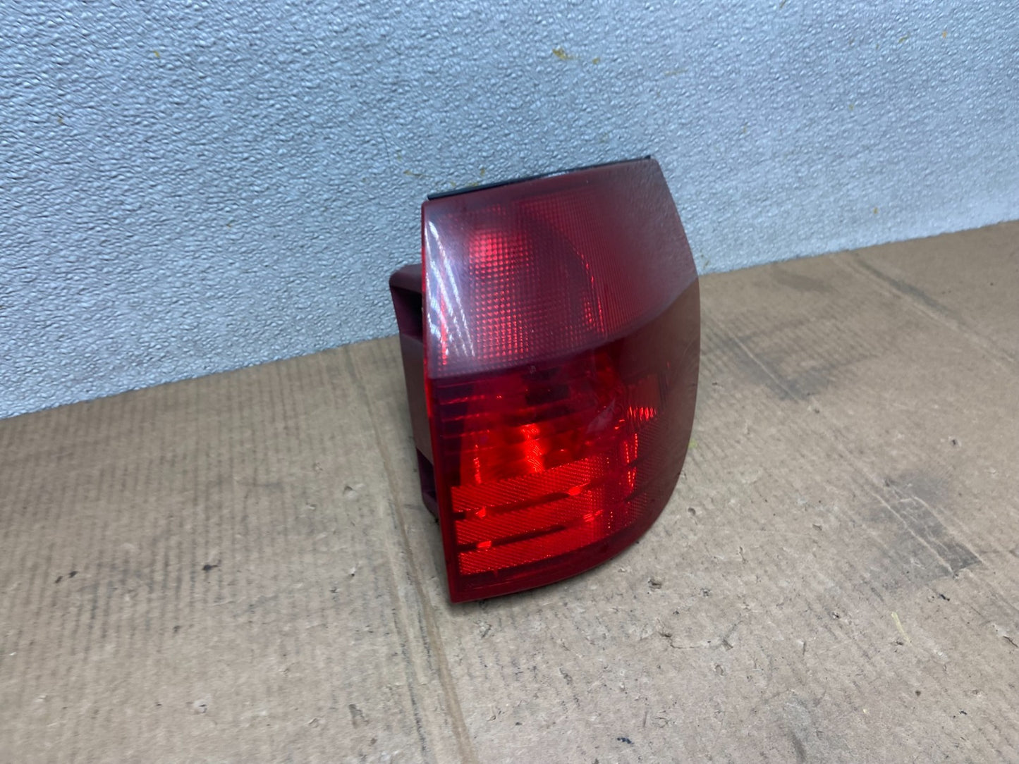 2004-2005 Toyota Sienna Right Passenger Rh Side Tail Light Oem AA6483 LK2