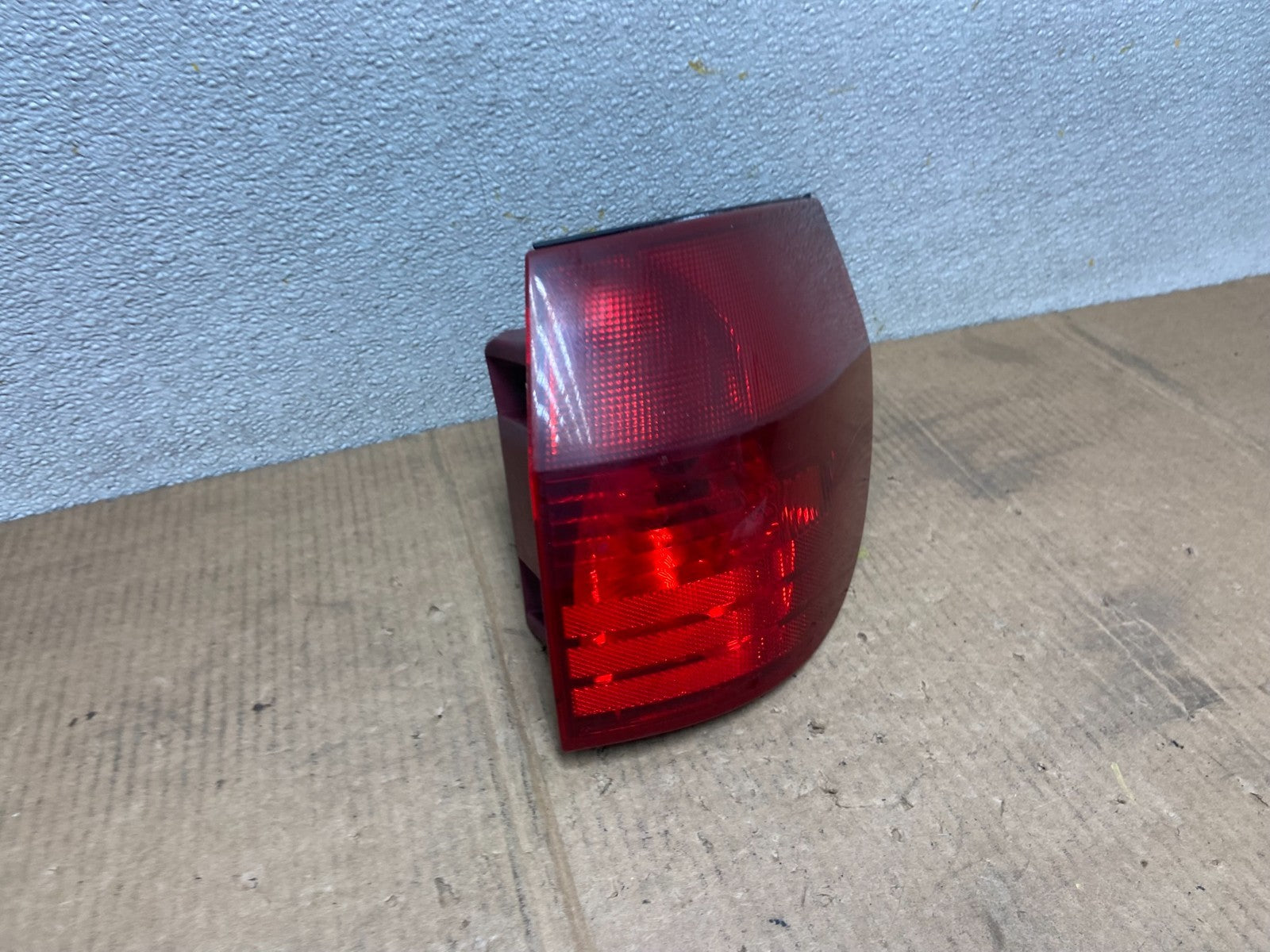 2004-2005 Toyota Sienna Right Passenger Rh Side Tail Light Oem AA6483 LK2