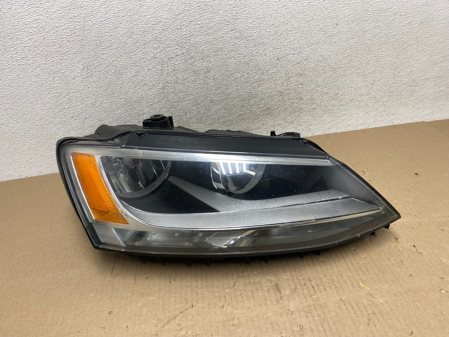 2011 to 2014 Volkswagen Jetta Right Passenger RH Headlight Halogen AG5924 DW0