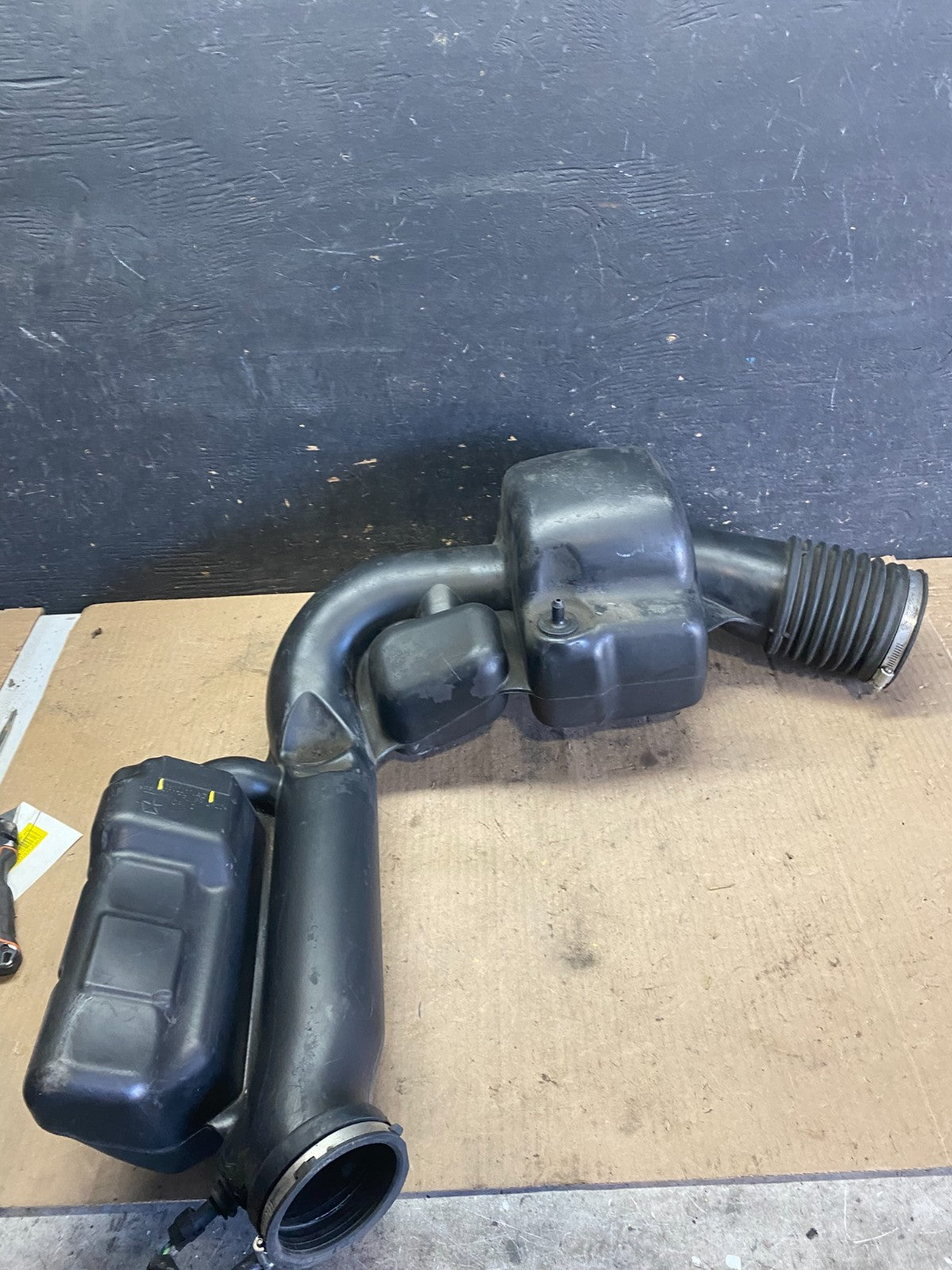 2011 - 2013 Dodge Durango 3.6L Resonator Air Intake Tube OEM q5846 DG4