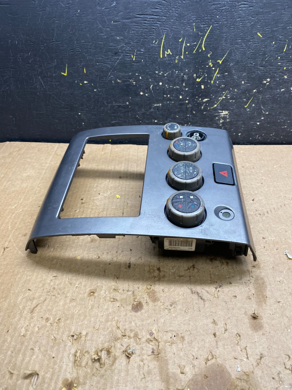 2004 - 2007 Nissan Titan Armada Radio r Climate Control Bezel Trim OEM z4520 DG3