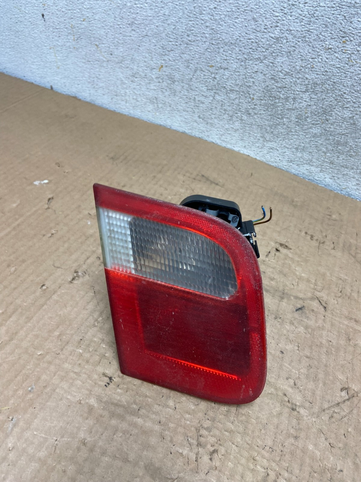1998 - 2001 BMW 3 325i E46 Series Left Driver LH Inner Tail Light AI8151 DW0