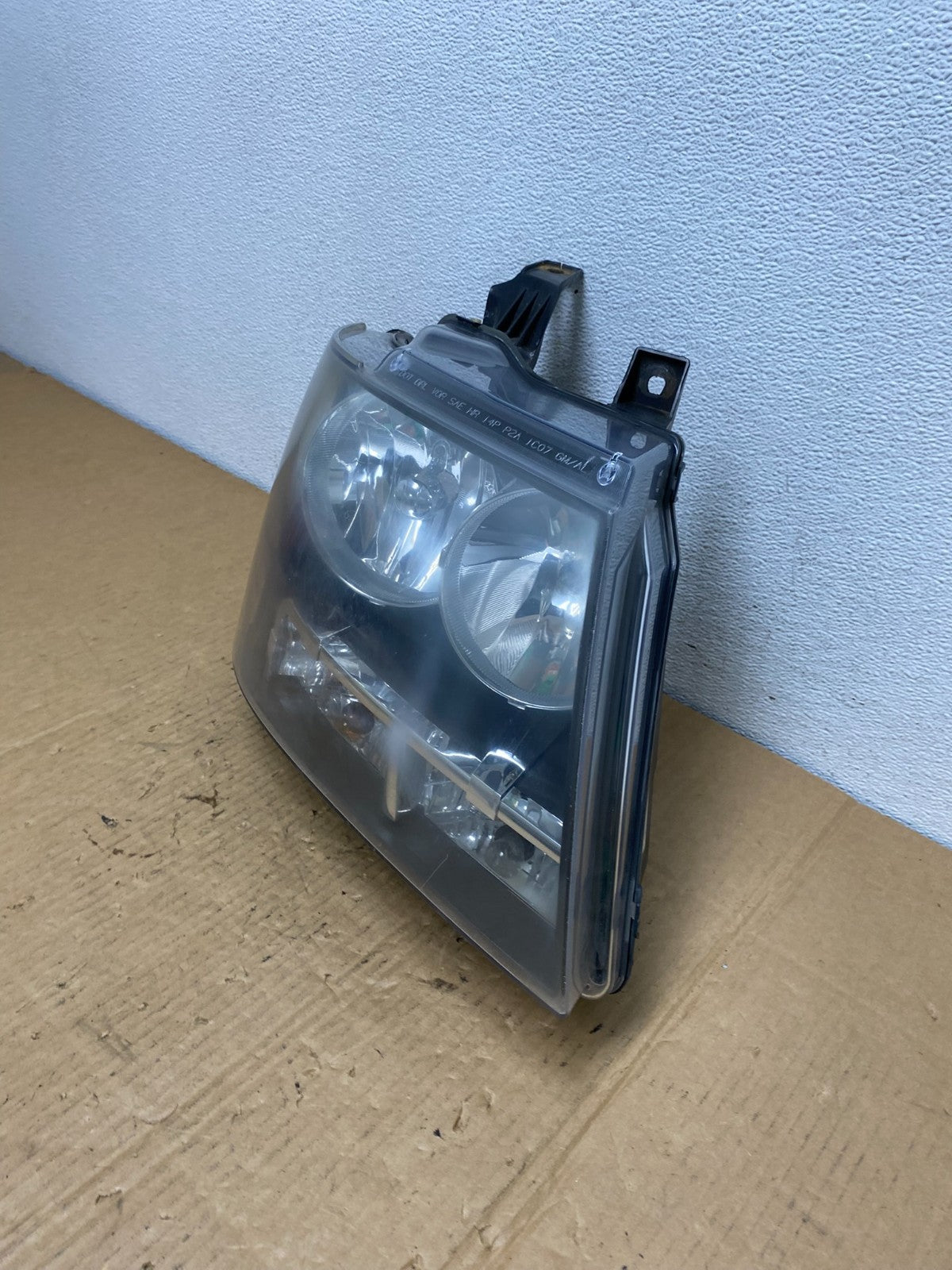 2007 to 2013 Chevrolet Suburban Tahoe Right Passenger RH Headlight AC7648 DW1