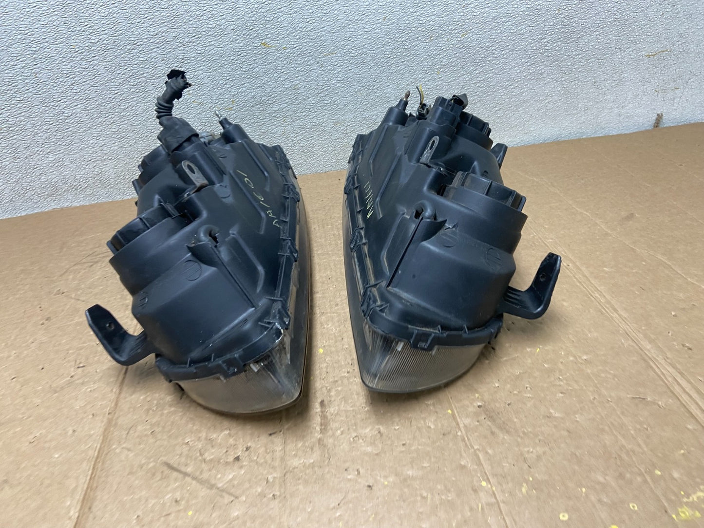 2004 2005 2006 Hyundai Elantra Left+Right Set Halogen Headlights AA1601 DW10