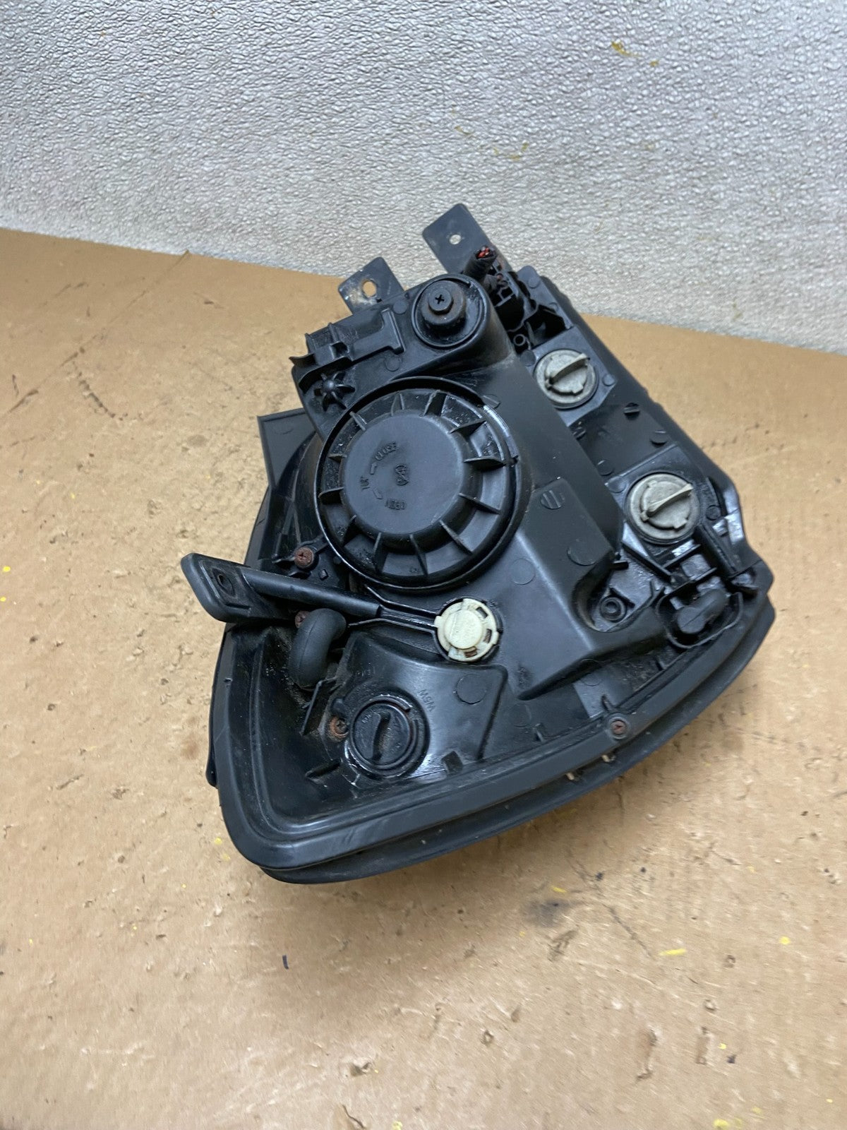 2005 to 2006 Kia Sportage Left Driver LH Halogen Headlight OEM Z9586 DW8